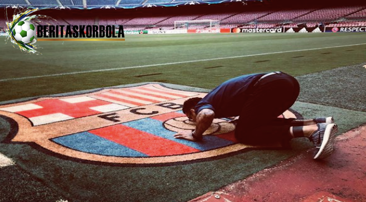 Dani Alves Senang Kembali ke Barcelona, Cium Rumput Camp Nou